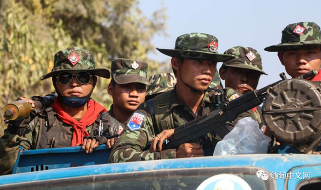 缅甸上百名德昂军士兵进入腊戌城外的美航村