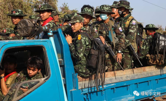缅甸上百名德昂军士兵进入腊戌城外的美航村