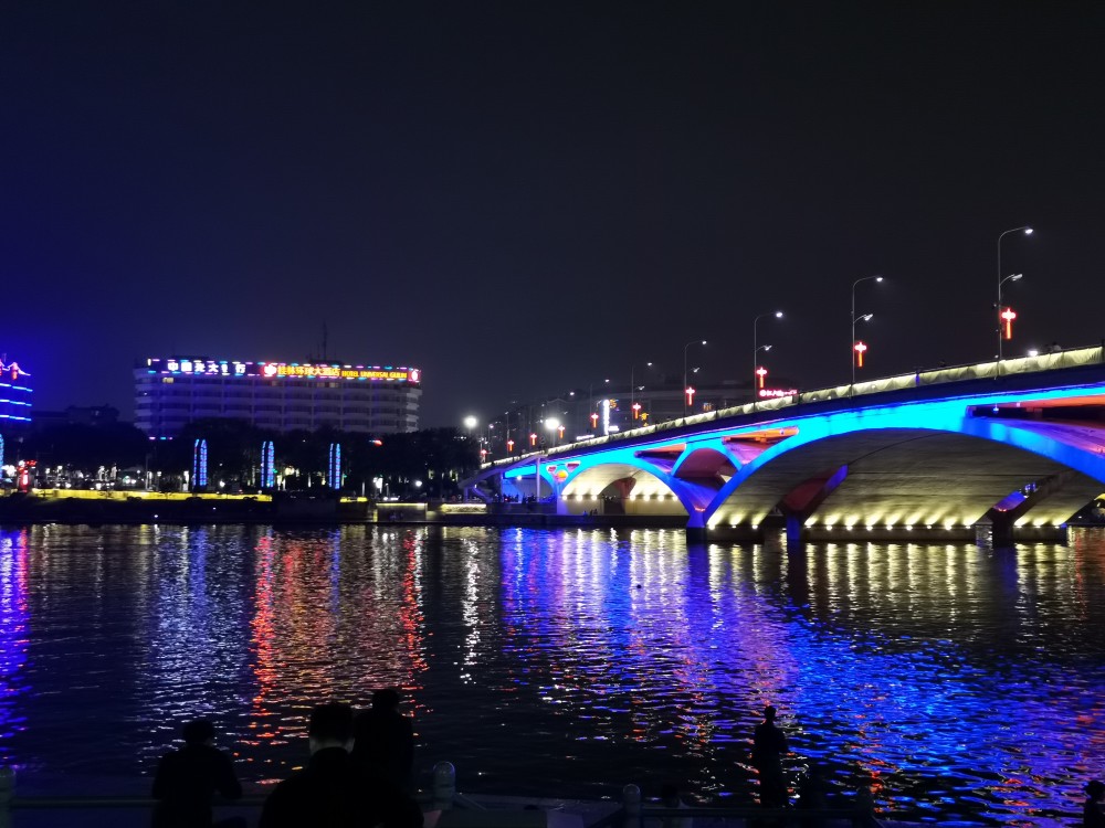 解放橋西岸下碼頭夜景解放橋西岸上碼頭及逍遙樓夜景遠處解放橋東岸的