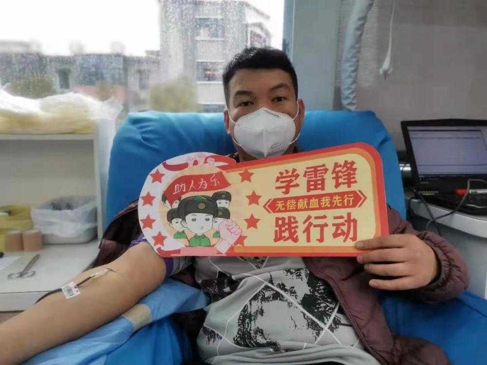 学雷锋纪念日潜江市血站开展无偿献血宣传活动