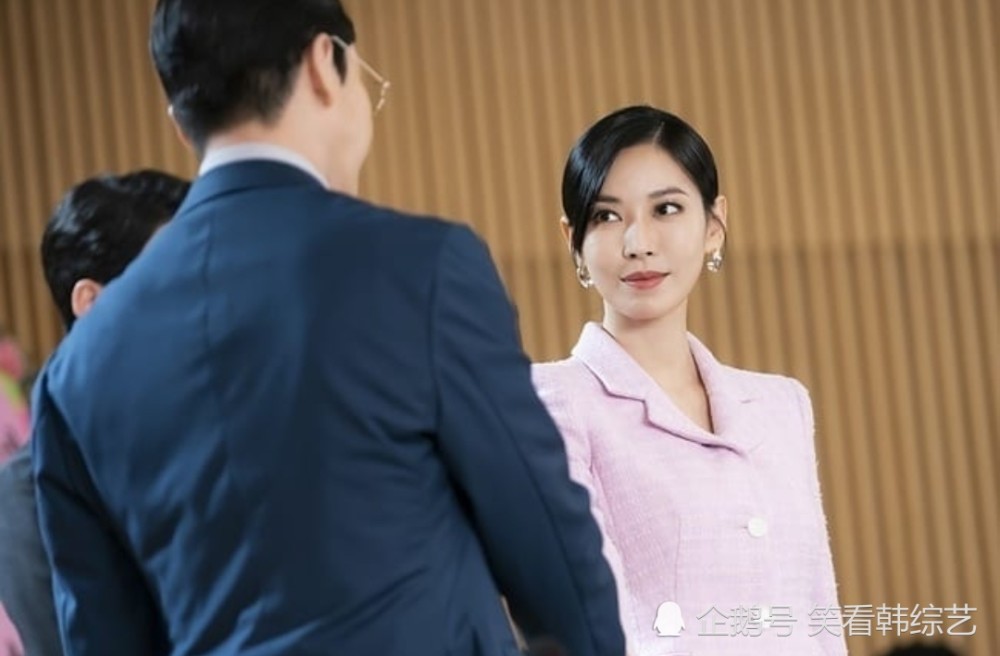 《顶楼2》金素妍严基俊终于签订合并合同,两个互相对视露出微笑