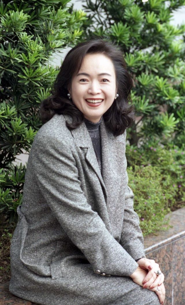 感情坎坷,先后介入知名制作人侯世宏,某集团已故创办人邱嘉雄的婚姻