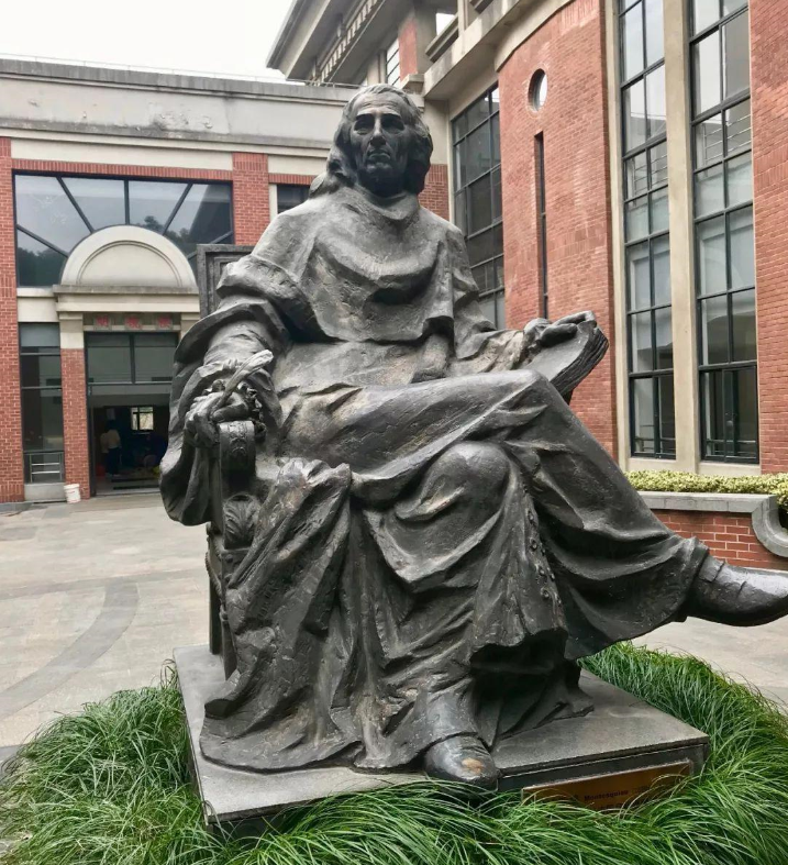 图|思想家孟德斯鸠雕像同时,"选择了通过裁减军队来减少危险(的方式)"