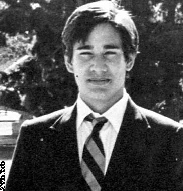 范思哲创始人出门喝咖啡,被美男连环杀手离奇干掉