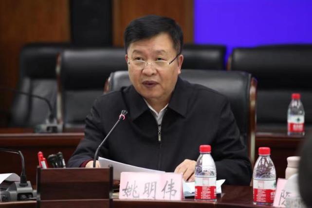 重点人群组组长,省司法厅副厅长姚明伟主持会议并讲话.