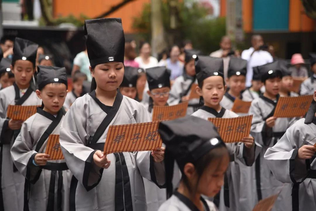 孩子|幼儿园提倡“素食主义”，孩子不吃肉，会影响自身发育吗？