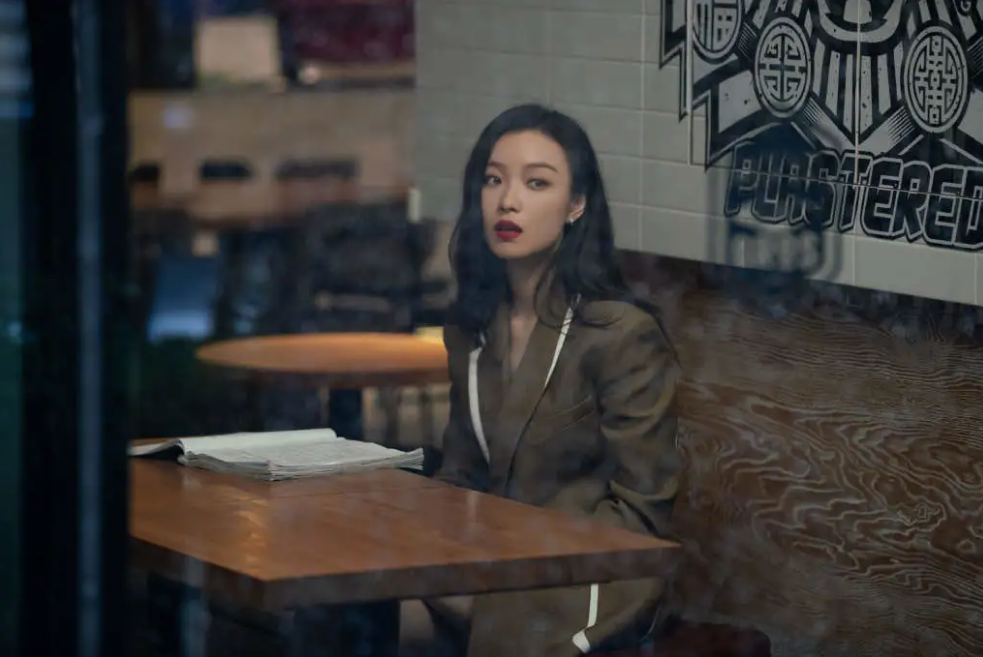 对于凭借最近饰演的《流金岁月》《拆弹专家2》再次出圈,倪妮对此也有