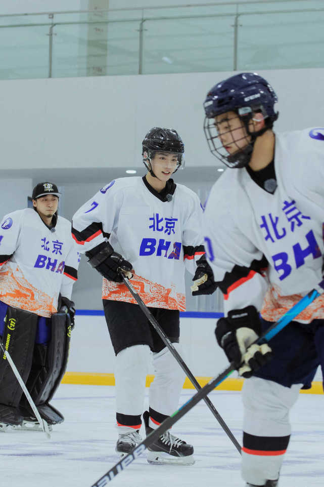 肖战《冬梦之约》献唱两首歌,化身热血的冰球运动员,很有天赋!