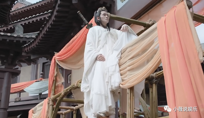 在原著小说里,叶白衣可不是一个年轻人,而是绝世高手长明山剑仙.