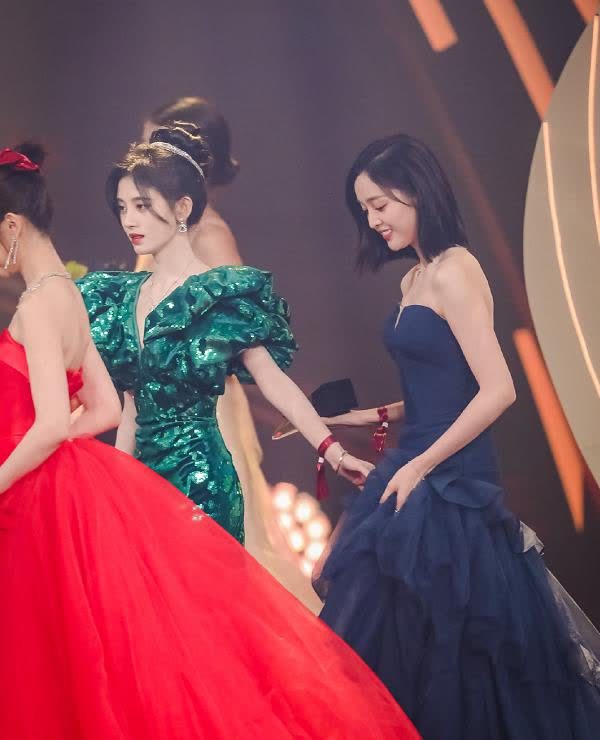 鞠婧祎跟166cm的吴宣仪同框两人身高齐平看到鞋子明白了