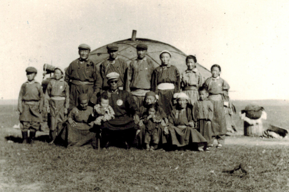 草原|知青回忆：草原野狼会用尾巴赶猪，牧民可以用长袍“打狼”