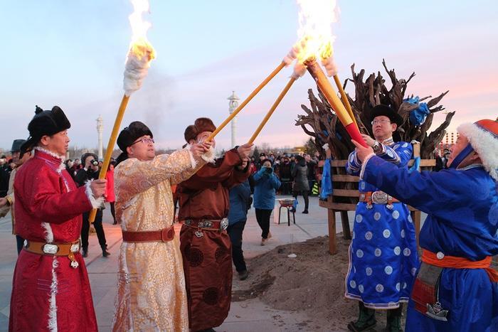 祭火仪式是在农历12月23日晚上进行,祭火的习俗是蒙古族自古就有的,这