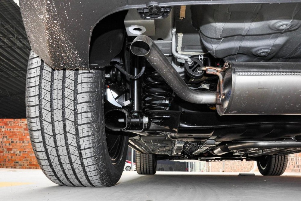 底盘方面长安欧尚x5采用前麦弗逊和后纵臂扭转梁悬挂组合,底盘调校在