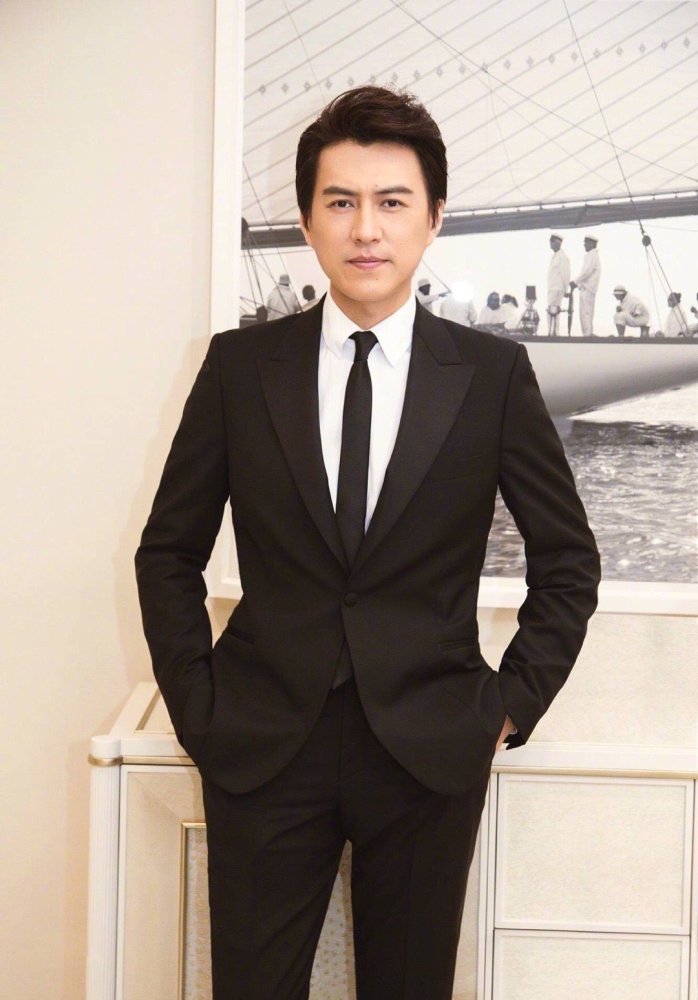 靳东参加开机仪式照片曝光,看起来胖了不少,网友调侃喝奶茶了?