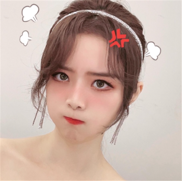 余霜晒嘟嘴照卖萌粉丝却不买账看起来太像愤怒的小鸟