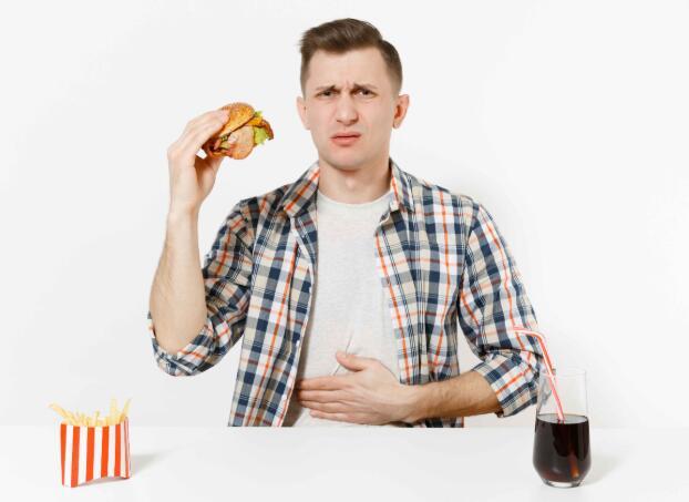 酒精性脂肪肝|脂肪肝为何“青睐”年轻人？劝告：或与这4个行为有关，不可大意