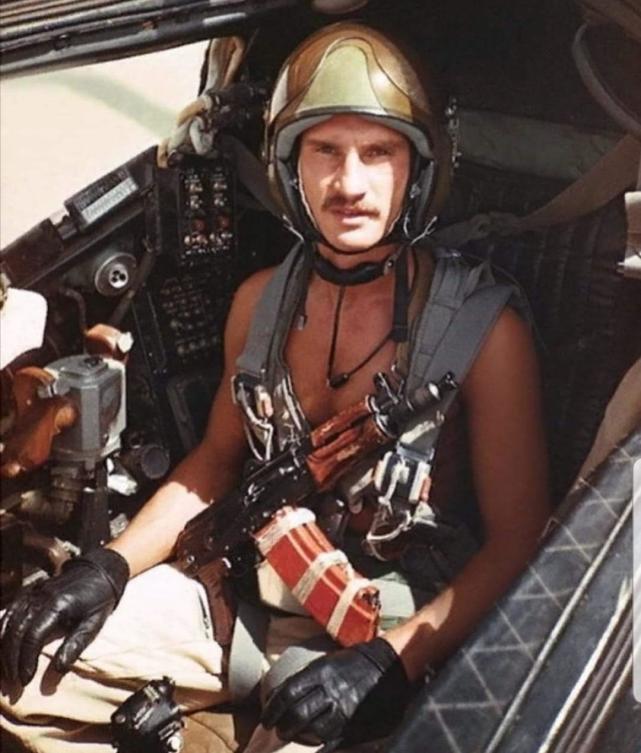苏军飞行员有多猛?阿富汗战场上,降落后手持ak端掉塔利班阵地