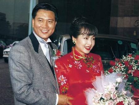 万梓良:被父母抛弃,给前妻养娃,娶小16岁空姐,今63岁病痛缠身_腾讯新