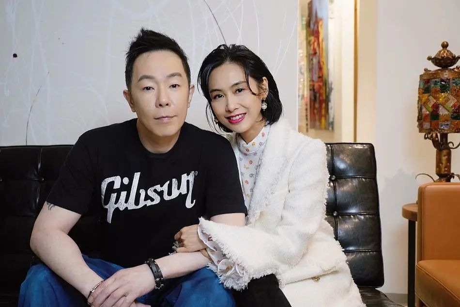 朱茵终究是老了穿撞色针织衫与老公拍写真面部岁月感明显