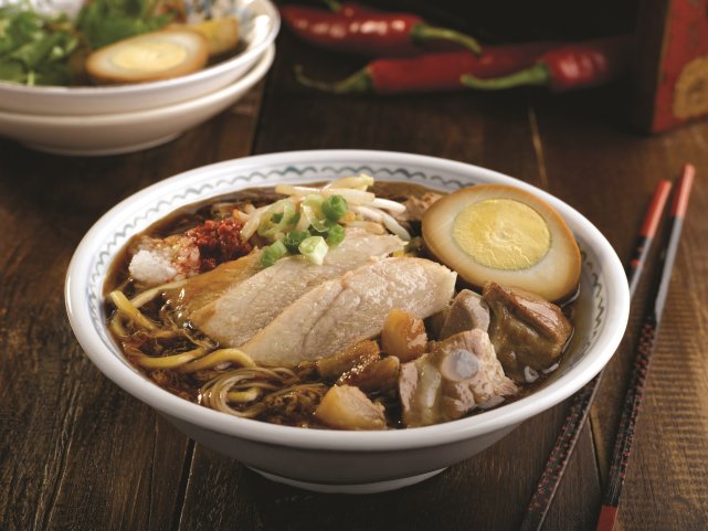 卤面也是华人带到马来西亚的一种美食,简单来说就是由黄色面包(或米粉