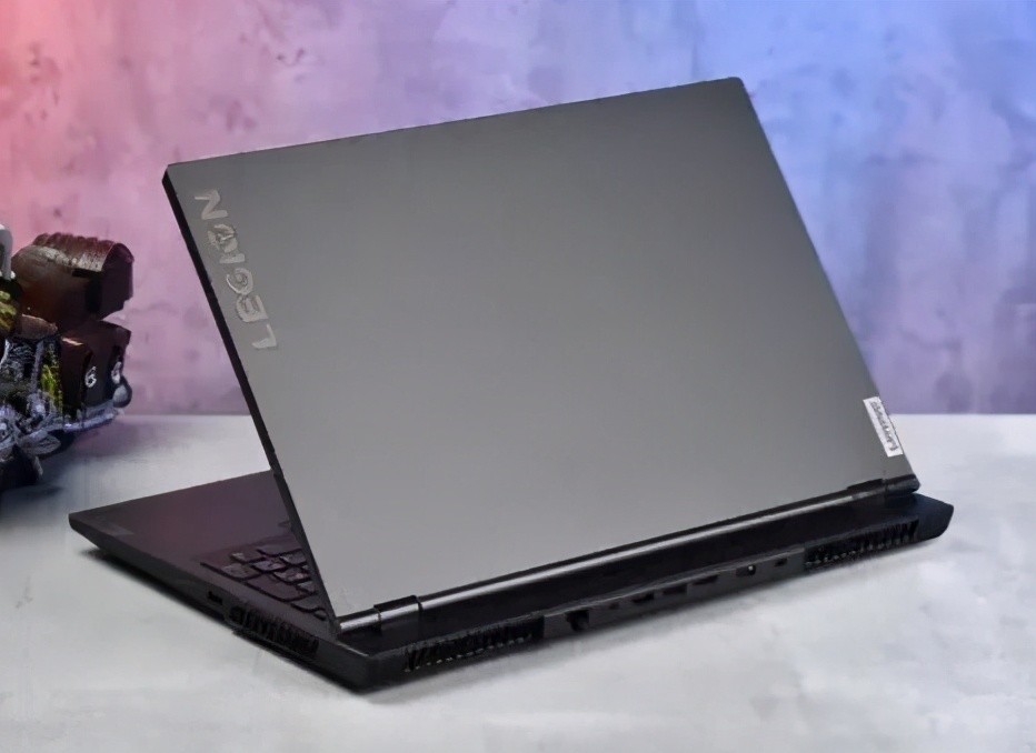 外观拯救者r7000 外观方面采用幻影的黑机身配色,搭配炫彩烧色观感的