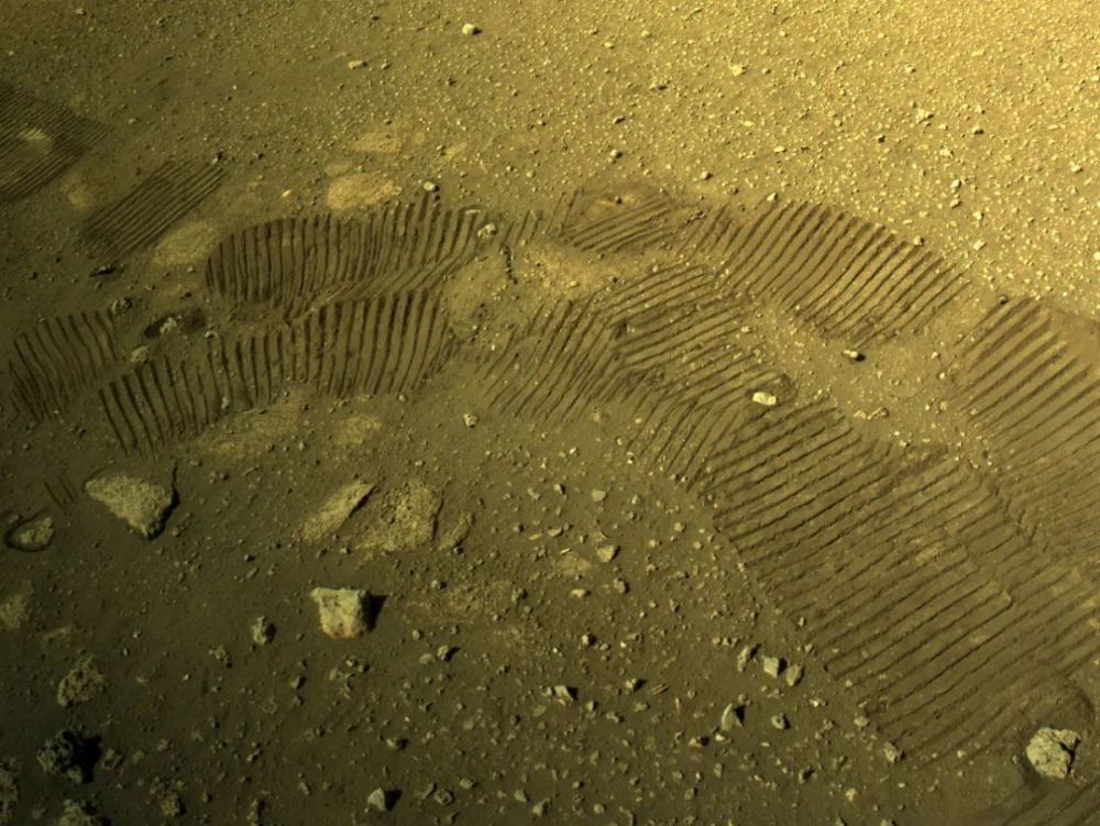 火星|NASA毅力号达成一项重要里程碑！在火星上迈出了第一步