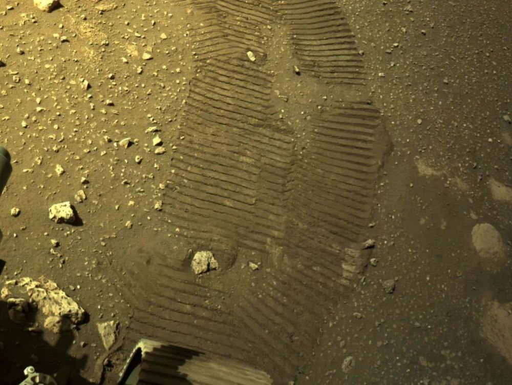 火星|NASA毅力号达成一项重要里程碑！在火星上迈出了第一步