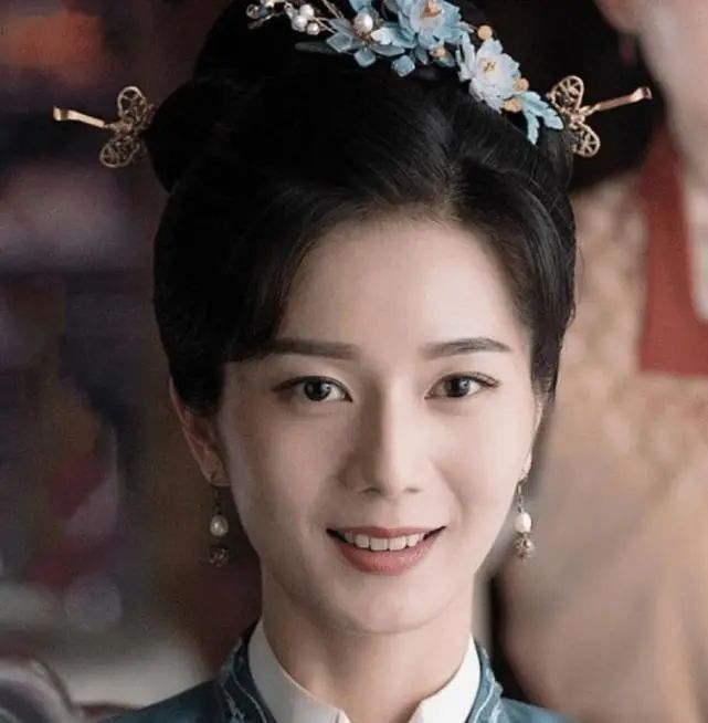 而她还出演了锦心似玉,在剧中饰演的是项怡真,虽然并不是很重要的角色