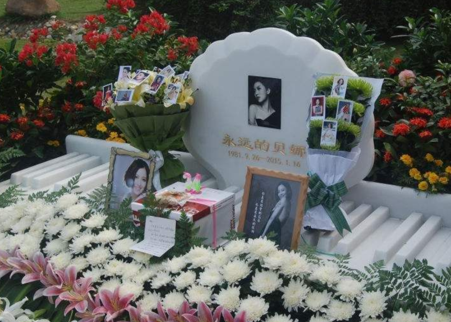 姚贝娜墓地祭拜者络绎不绝少女铜像惹人怜惜