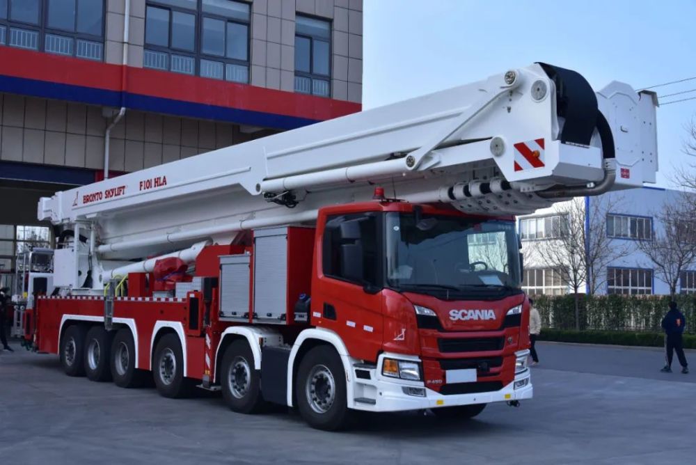 这是来自芬兰的搏浪涛消防云梯车最高可以升高到101米按照建筑单层