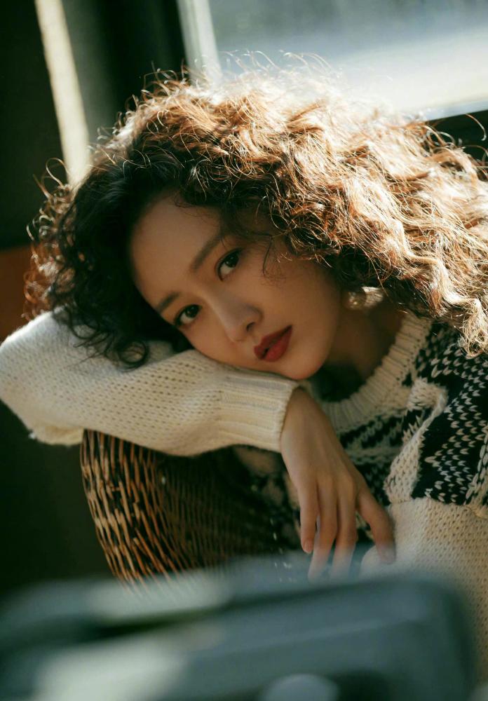 羊毛卷发太显老那是因为你没看过王鸥时髦复古还减龄