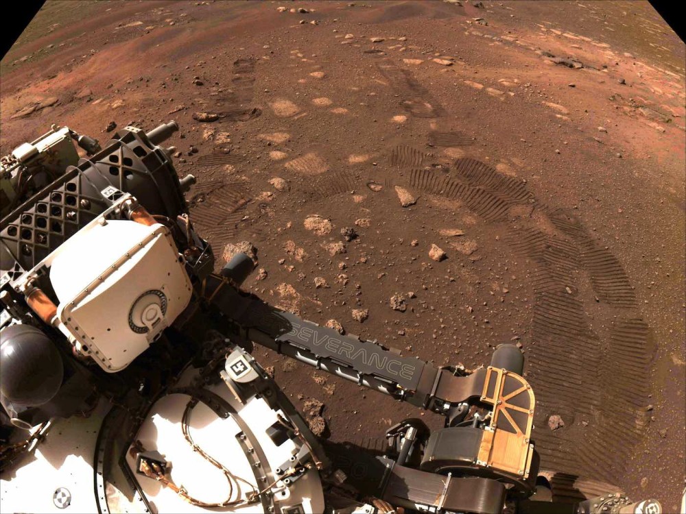 图1：NASA意志号探测器于2021年3月4日在火星外表上初次试探性发动，尝试了跋涉、撤退、转弯等动作