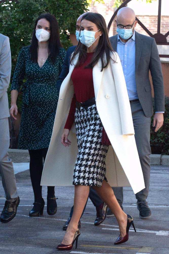 黑白千鸟格包臀裙 酒红色修身内搭西班牙王后的千鸟格穿搭分析千鸟格