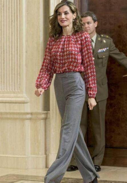 像西班牙王后这样披着穿的非常有气场,膝下的长度也格外显身高优势