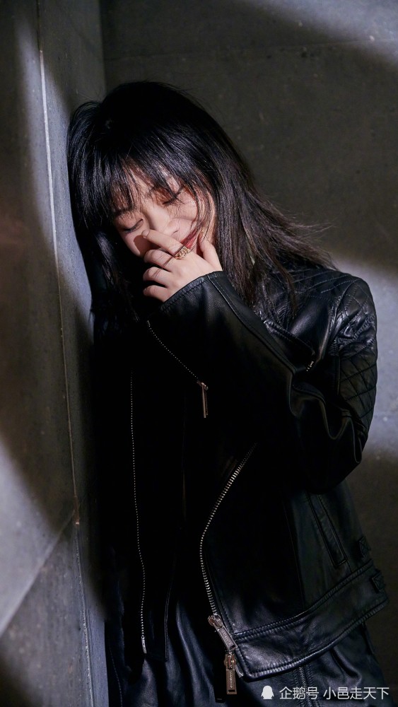 谭松韵第6期 黑色皮裤酷飒写真 锦心似玉很棒,期待侯爷体面!_腾讯新闻