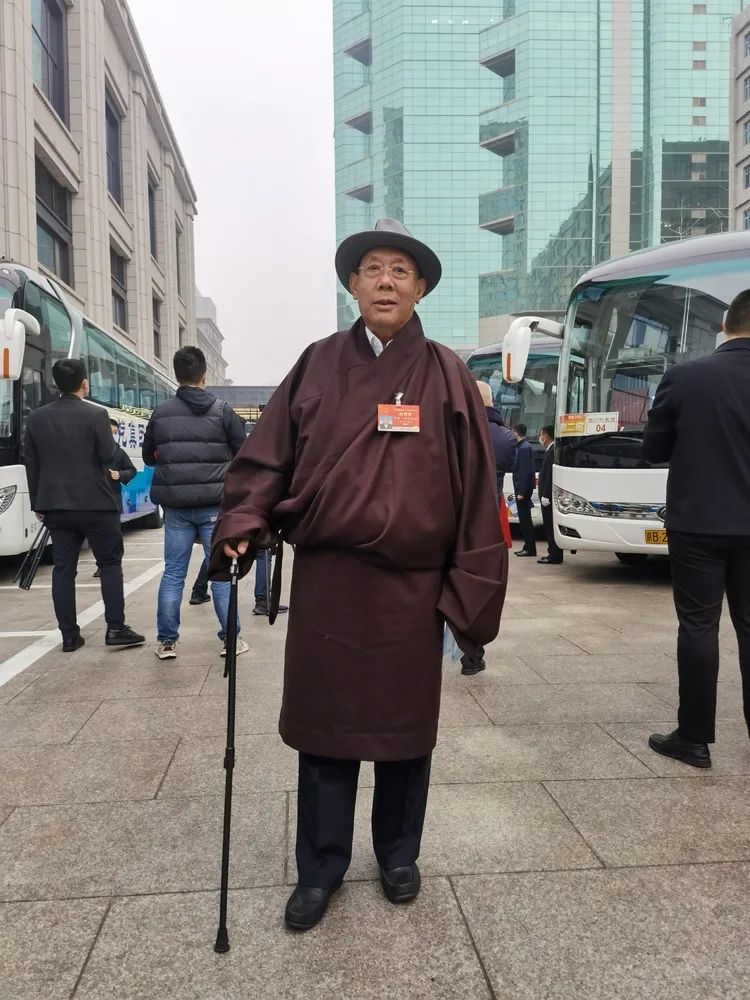 全国人大代表甲登洛绒向巴为共谋民族地区经济社会深度发展努力建言