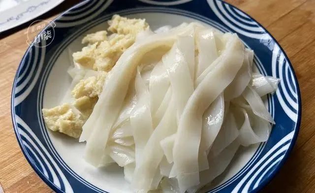 美食食谱:想吃凉皮不用买了,教最简单做法,不用洗面,劲道爽滑张张透亮