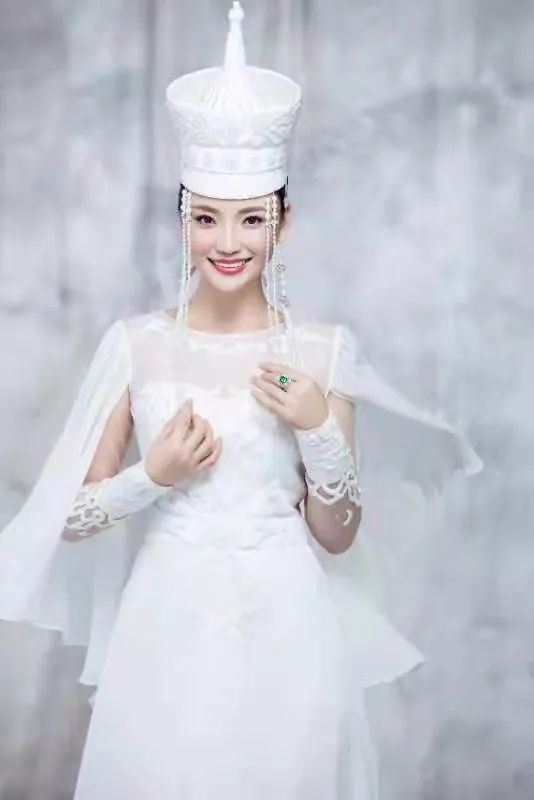 新歌首发乌英嘎深情演唱都在歌声里草原人的欢乐忧伤都在歌声里