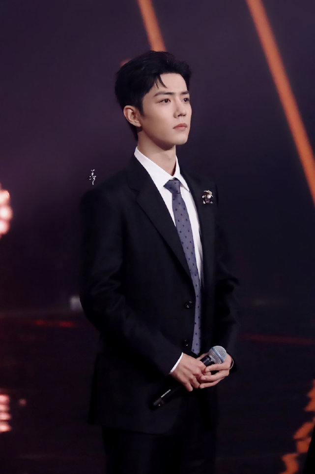 肖战壁纸我这座冰山终于变成你手里的冰淇淋了