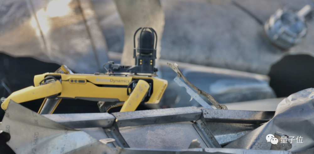 马斯克|马斯克雇机器狗勘察火箭爆炸现场，网友：《黑镜》现实版