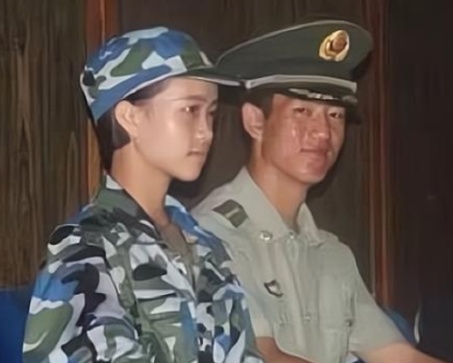 网上有消息说,高占喜成为了国防生,并且晒出了一张他穿着军装的照片.