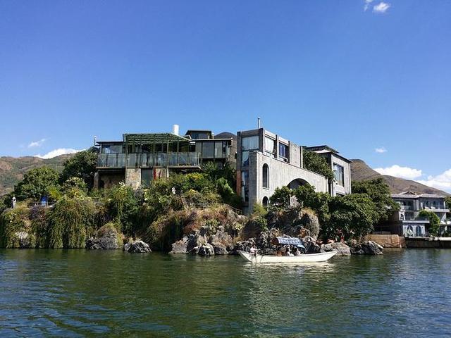 杨丽萍花3000万造的"别墅"被封,外表美如仙境,里面垃圾成堆