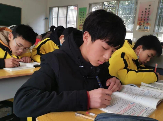 中学生读书时尽量和这3种人打好关系接下来可能会开挂