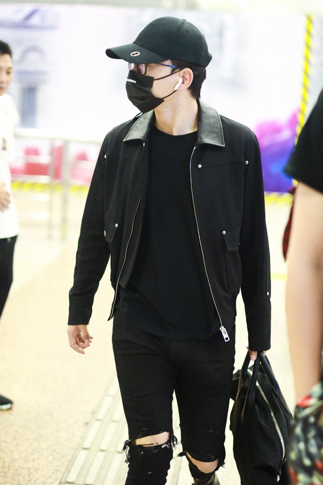 张杰真的是瘦了不少穿一身黑走机场看着挺单薄但魅力十足