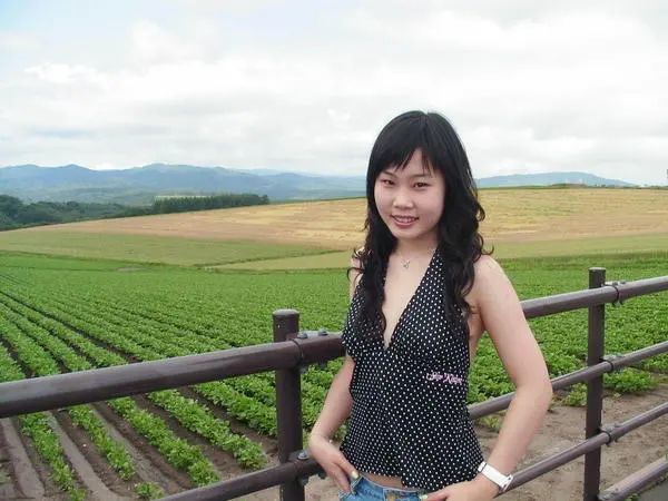 5岁出道29岁嫁给71岁富豪的余凯慈又生一女三年抱俩