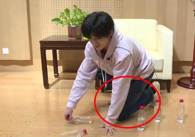 宋亚轩接地气当众抠鼻子却帅出新高度是男团该有的样子
