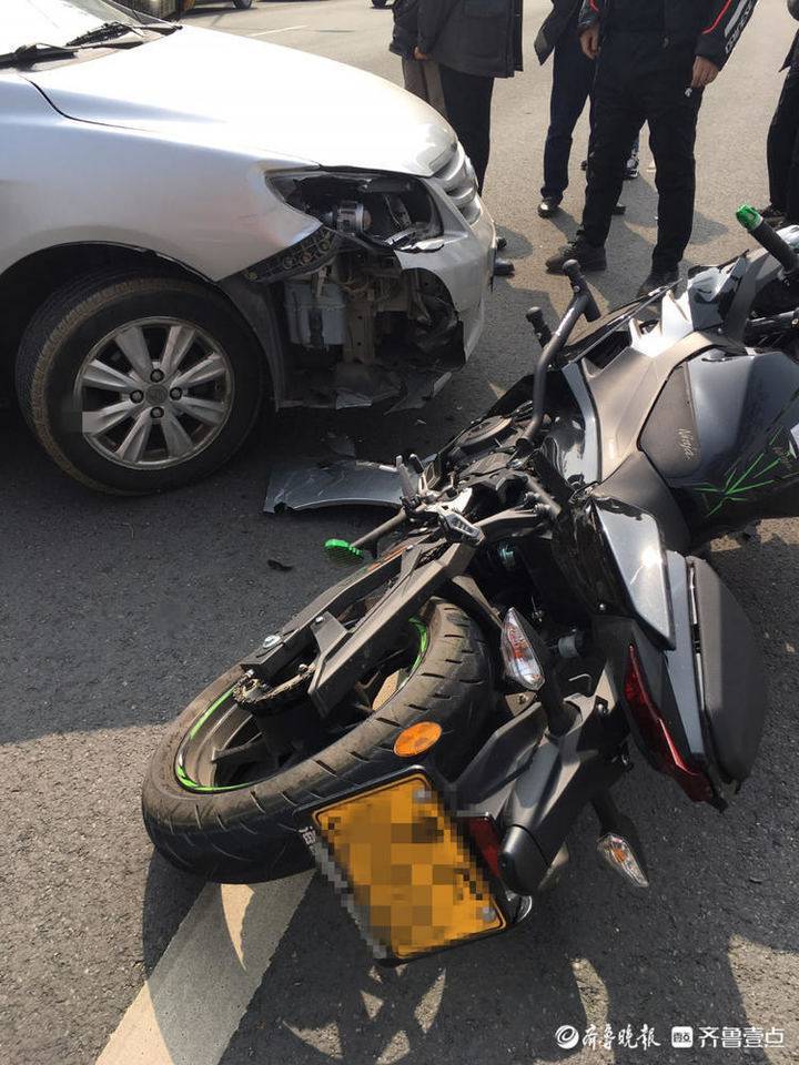 情报站|烟台青年路一轿车与摩托车相撞,两车车身均有受损