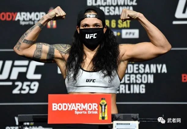 UFC带钻石口罩女图片