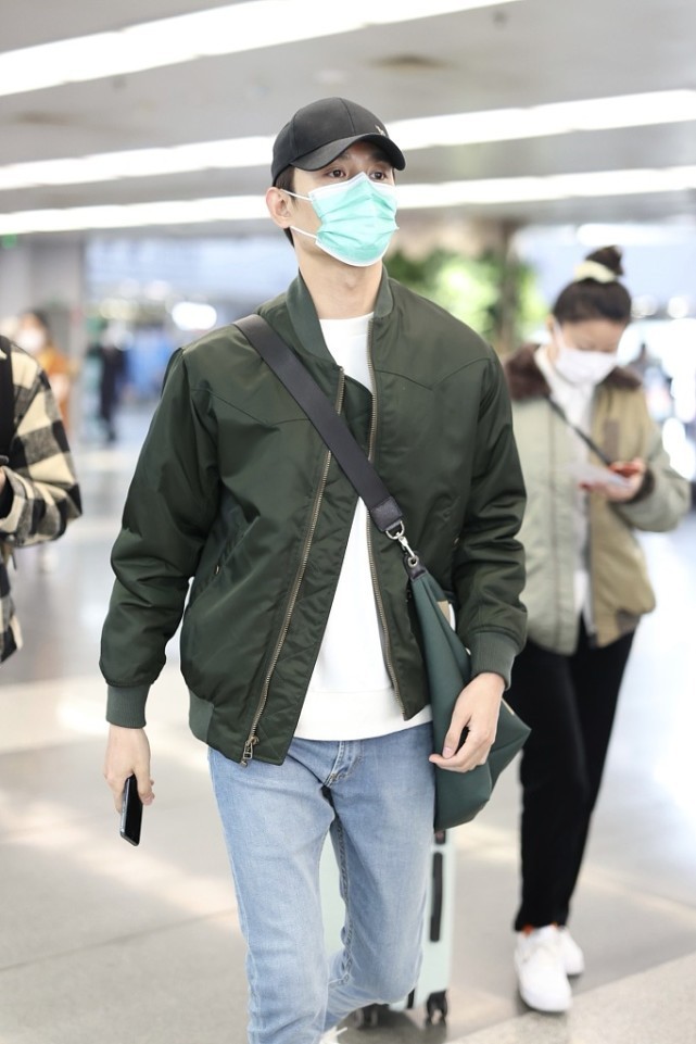 王凯的腿真挺细的,感觉不输t台嫩模,女人看着都会羡慕吧