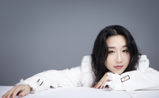 摘下眼镜的傅首尔真有魅力 多肉的身材让人羡慕 比例真是绝了 傅首尔 服装 搭配 造型